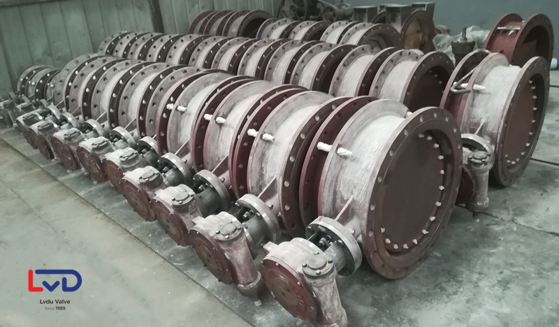 軟密封法蘭蝶閥涂抹完膩子、螺栓密封面包覆完畢等待噴漆