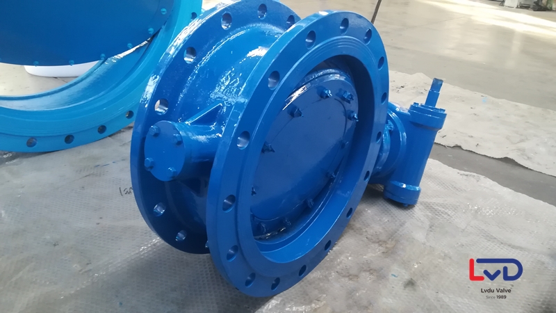 軟密封法蘭蝶閥噴漆完畢等待修復完整包裝待發(fā)