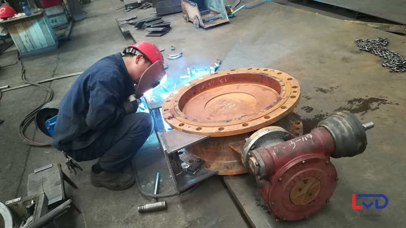 鋁都閥門DN600法蘭蝶閥站腳、起吊環(huán)焊接加工現場